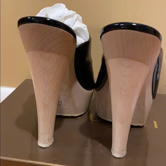 Gucci Hysteria Black Patent Leather Clogs - Picture 4 of 7